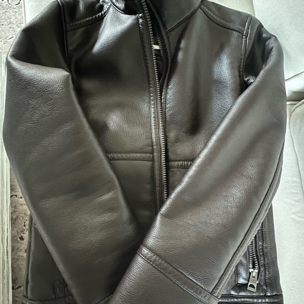 EXCELLENT condition. Son outgrew. From Wilson’s Leather. No holes/cracks/stains.